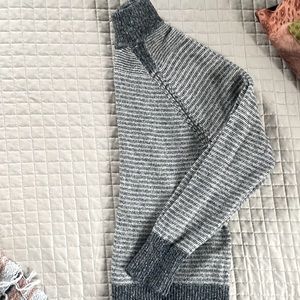 Abercrombie & Fitch grey turtleneck sweater - light weight - size small